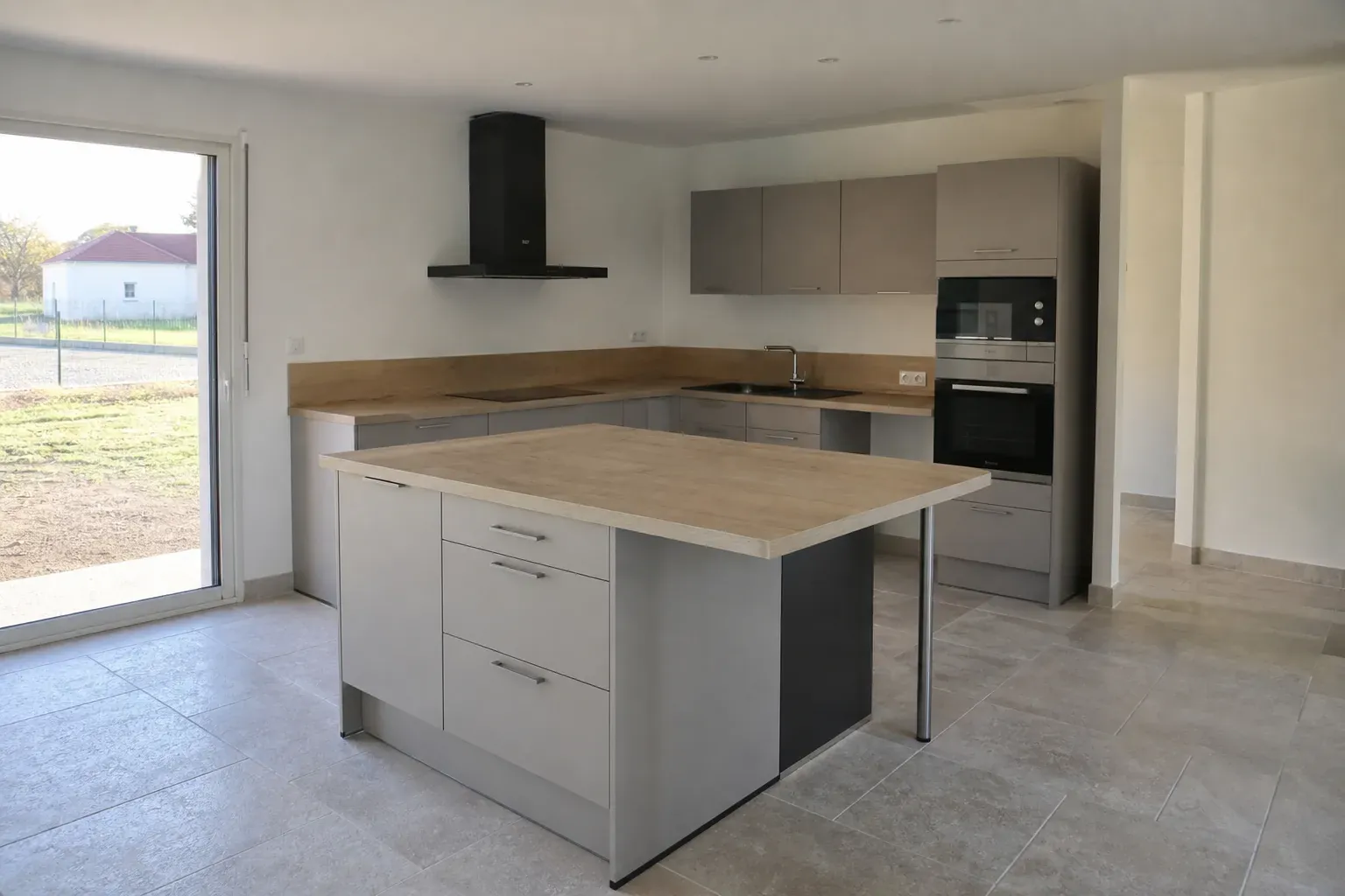 Cuisine ouverte d’une maison neuve, meubles posés