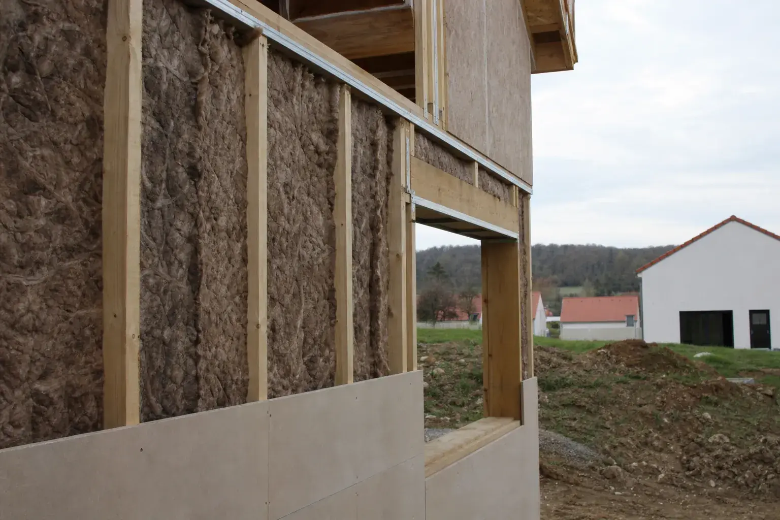 Mur d’ossature bois isolé, vu avant pose du parement intérieur