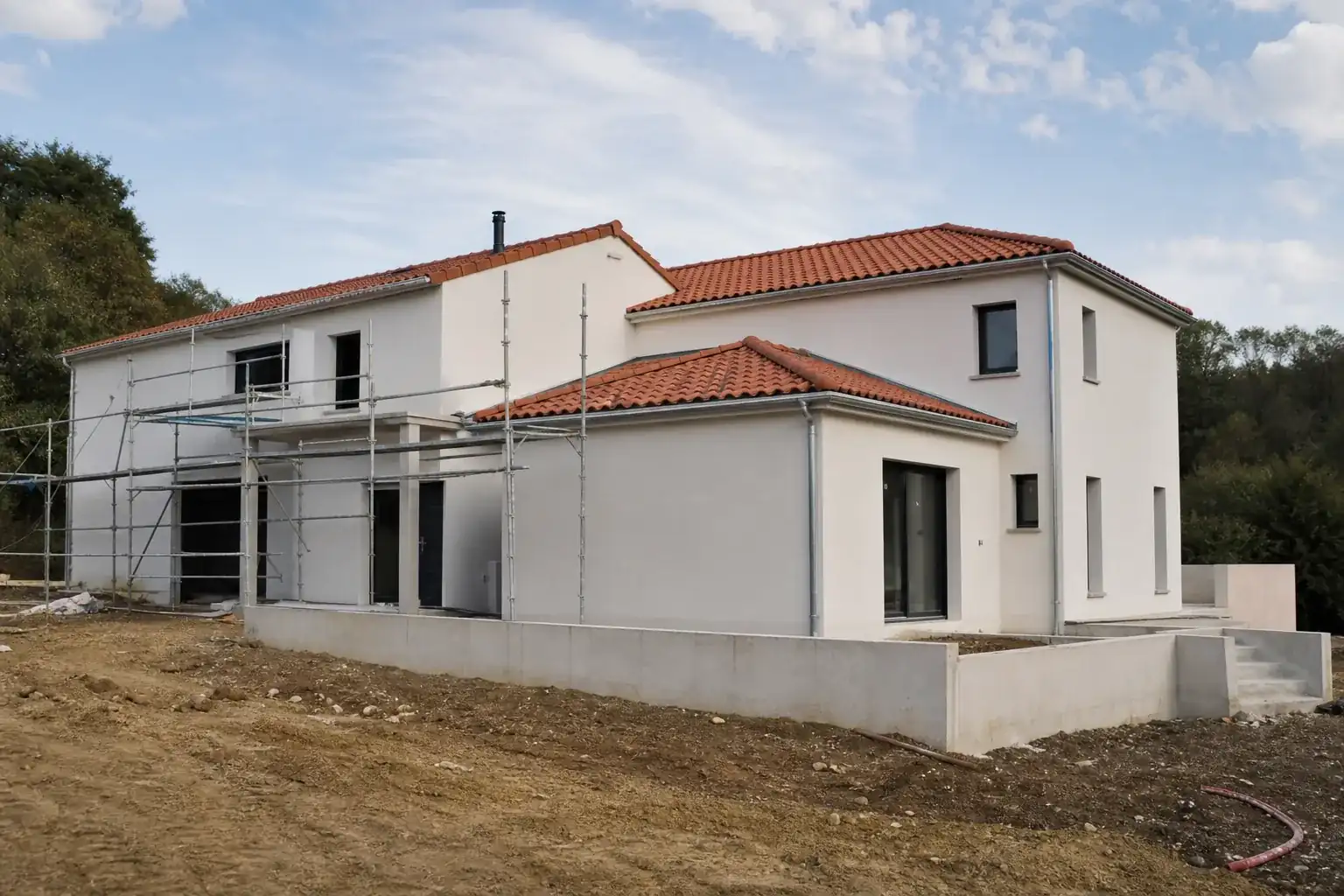 Maison individuelle contemporaine en cours de second œuvre, échafaudage partiel